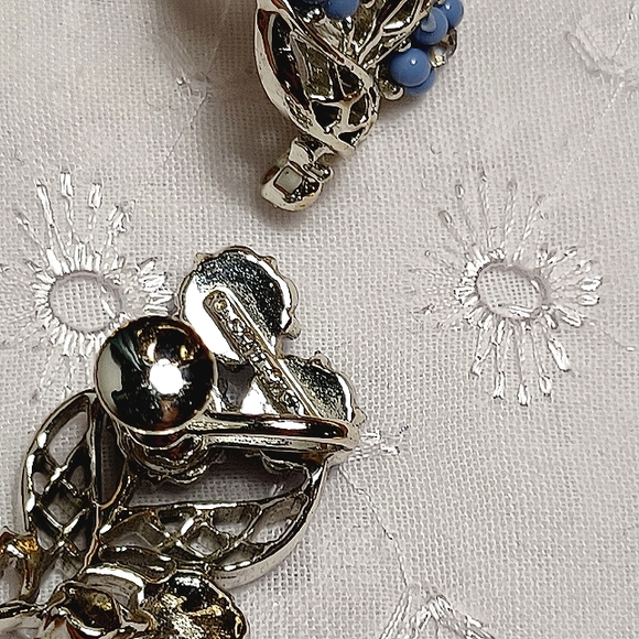 Vintage screwback earrings w/ blue flowers in lucite beads & rhinestones - Picture 3 of 4